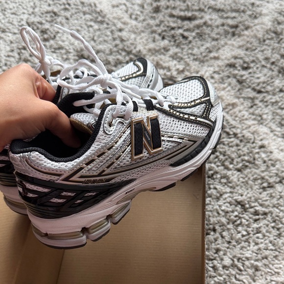 New Balance Silver and Black white gold 1906R size 6.5 - Picture 4 of 8